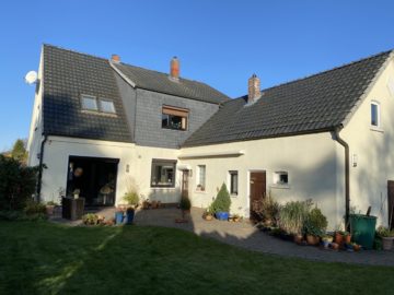 Schönes Einfamilienhaus mit großem Grundstück und Anbau, 27755 Delmenhorst, Einfamilienhaus
